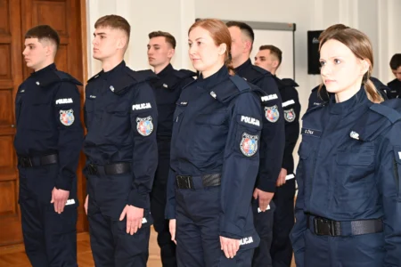 Uczestnicy uroczystego ślubowania policjantów