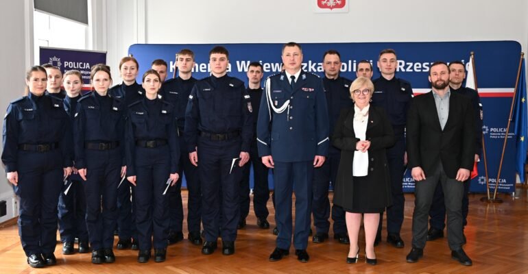 Uczestnicy uroczystego ślubowania policjantów