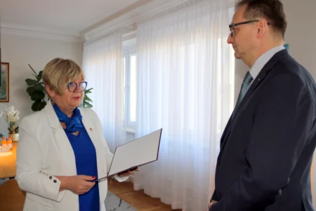 Wojewoda podkarpacki Teresa Kubas-Hul wraz z konsultantem wojewódzkim w dziedzinie medycyny sportowej