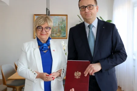 Wojewoda podkarpacki Teresa Kubas-Hul wraz z konsultantem wojewódzkim w dziedzinie medycyny sportowej