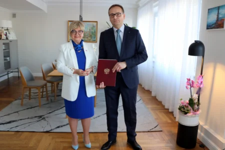 Wojewoda podkarpacki Teresa Kubas-Hul wraz z konsultantem wojewódzkim w dziedzinie medycyny sportowej