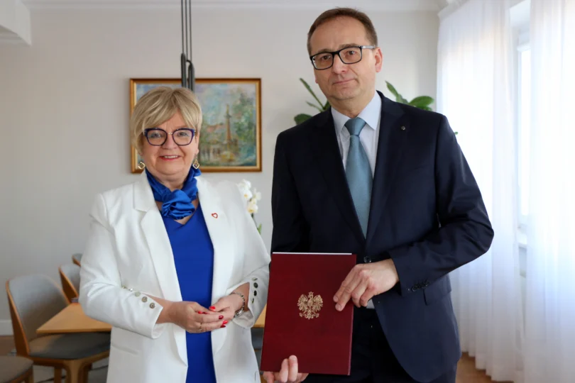 Wojewoda podkarpacki Teresa Kubas-Hul wraz z konsultantem wojewódzkim w dziedzinie medycyny sportowej