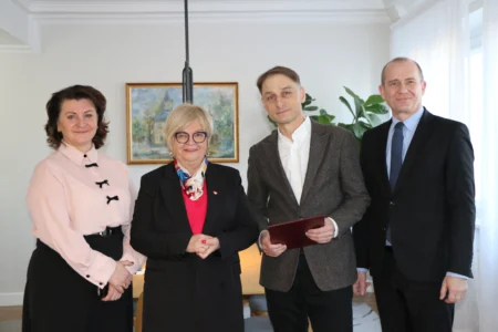 Wojewoda podkarpacki Teresa Kubas-Hul, konsultant wojewódzki w dziedzinie neonatologii oraz dyrekcja Wydziału Polityki Społecznej PUW