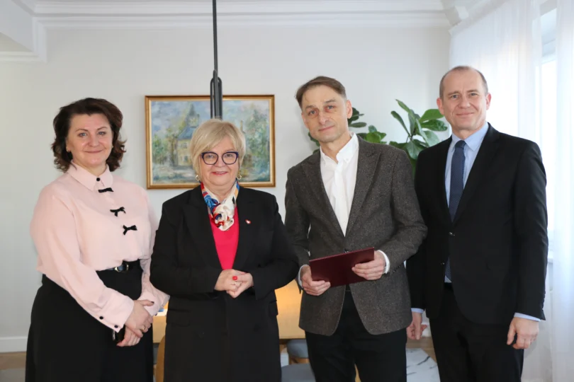 Wojewoda podkarpacki Teresa Kubas-Hul, konsultant wojewódzki w dziedzinie neonatologii oraz dyrekcja Wydziału Polityki Społecznej PUW