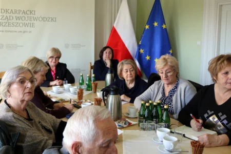 Uczestnicy spotkania zespołu ekspertów do spraw polityki senioralnej