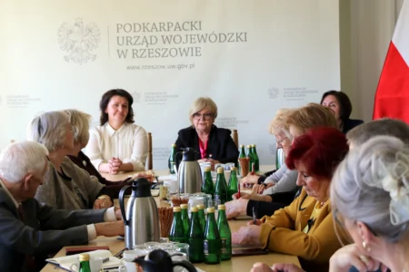 Uczestnicy spotkania zespołu ekspertów do spraw polityki senioralnej