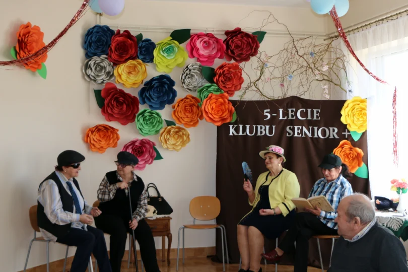 Seniorzy występujący podczas jubileuszu Klubu Senior+ w Tokarni