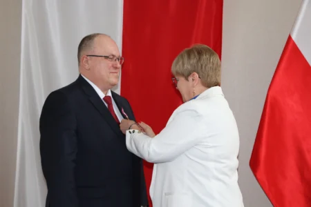 Uczestnicy uroczystości wręczenia odznaczeń państwowych