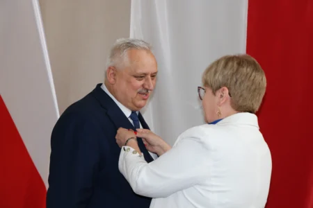 Uczestnicy uroczystości wręczenia odznaczeń państwowych