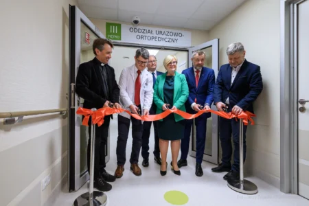 Dziekan Wydziału Pedagogiki i Filozofii Uniwersytetu Rzeszowskiego ks. prof. Janusz Miąso, Kierownik Oddziału Urazowo-Ortopedycznego dr n. med. Bogdan Rydzak, Dyrektor Szpitala prof. Krzysztof Gutkowski, Wojewoda Podkarpacka Teresa Kubas-Hul, Wiceprezydent Rzeszowa Grzegorz Wrona oraz rektor PRz prof. Piotr Koszelnik podczas przecięcia wstęgi.