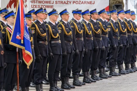 Strażacy podczas wydarzenia inaugurującego obchody jubileuszu 75-lecia powstania rzeszowskiej Komendy Wojewódzkiej PSP.