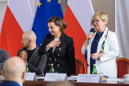 Urszula Zielińska, Sekretarz Stanu w Ministerstwie Klimatu i Środowiska oraz Teresa Kubas-Hul, Wojewoda Podkarpacki podczas spotkania w PUW, poświęconego tematowi finansowania samorządowych projektów w zakresie klimatu i środowiska.