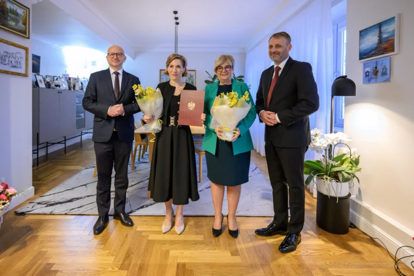 W gabinecie wojewody. Powołanie konsultanta wojewódzkiego w dziedzinie medycyny paliatywnej. Od lewej: Jerzy Tabin, dyrektor Biura Wojewody, lek. med. Maria Grzegorzewska, Teresa Kubas-Hul, wojewoda podkarpacki i Andrzej Kwiatkowski, dyrektor Wojewódzkiej Stacji Pogotowia Ratunkowego w Rzeszowie
