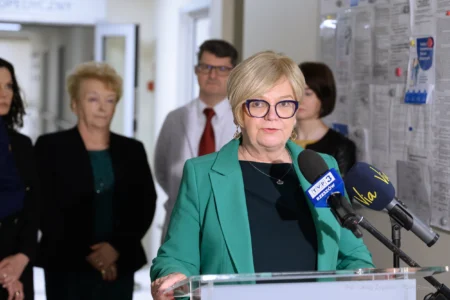 Teresa Kubas-Hul, wojewoda podkarpacki przemawiająca podczas uroczystości uruchomienia Oddziału Urazowo-Ortopedycznego w SP ZOZ MSWiA w Rzeszowie.