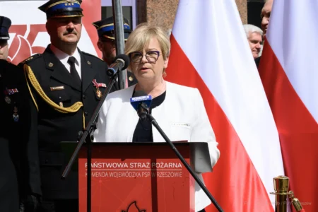 Teresa Kubas-Hul, Wojewoda Podkarpacki przemawia podczas uroczystości na placu przy ul. Mickiewicza 10 w Rzeszowie.