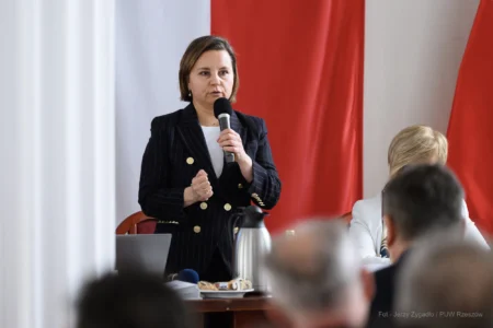 Urszula Zielińska, Sekretarz Stanu w Ministerstwie Klimatu i Środowiska podczas potkania w PUW, poświęconego tematowi finansowania samorządowych projektów w zakresie klimatu i środowiska.