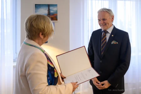 Teresa Kubas-Hul Wojewoda Podkarpacki i prof. dr hab. n. med. Bogumił Lewandowski, nowy konsultant wojewódzki w dziedzinie chirurgii stomatologicznej. Wręczenie powołania.