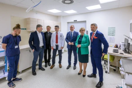 Dziekan Wydziału Pedagogiki i Filozofii Uniwersytetu Rzeszowskiego ks. prof. Janusz Miąso, Kierownik Oddziału Urazowo-Ortopedycznego dr n. med. Bogdan Rydzak, Dyrektor Szpitala prof. Krzysztof Gutkowski, Wojewoda Podkarpacka Teresa Kubas-Hul, Wiceprezydent Rzeszowa Grzegorz Wrona oraz rektor PRz prof. Piotr Koszelnik na nowo otwartym oddziale.