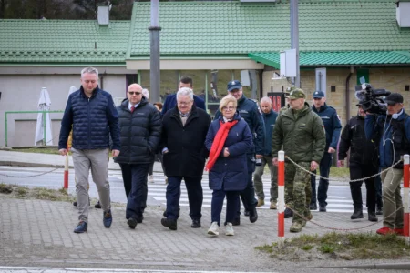 Na granicy w Barwinku. od lewej idą: Tomasz Lorenc II wicewojewoda, poseł Adam Dziedzic, Czesław Siekierski, Minister Rolnictwa i Rozwoju Wsi, Teresa Kubas-Hul, Wojewoda Podkarpacki, Tomasz Zybiński, Komendant Bieszczadzkiego Oddziału Straży Granicznej oraz przedstawiciele pozostałych służb.
