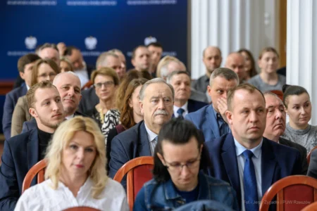 Uczestnicy spotkania w PUW na temat finansowania samorządowych projektów w zakresie klimatu i środowiska.