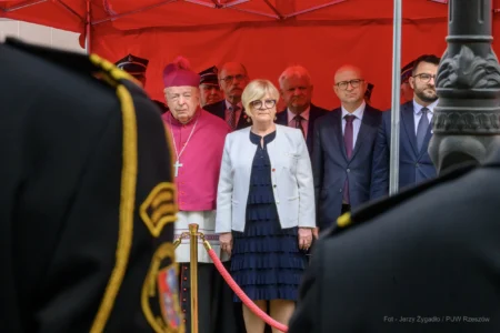 Biskup senior Kazimierz Górny, Teresa Kubas-Hul, Wojewoda Podkarpacki i Jerzy Tabin, dyrektor Biura Wojewody podczas uroczystego apelu na placu przy ul. Mickiewicza 10 w Rzeszowie.