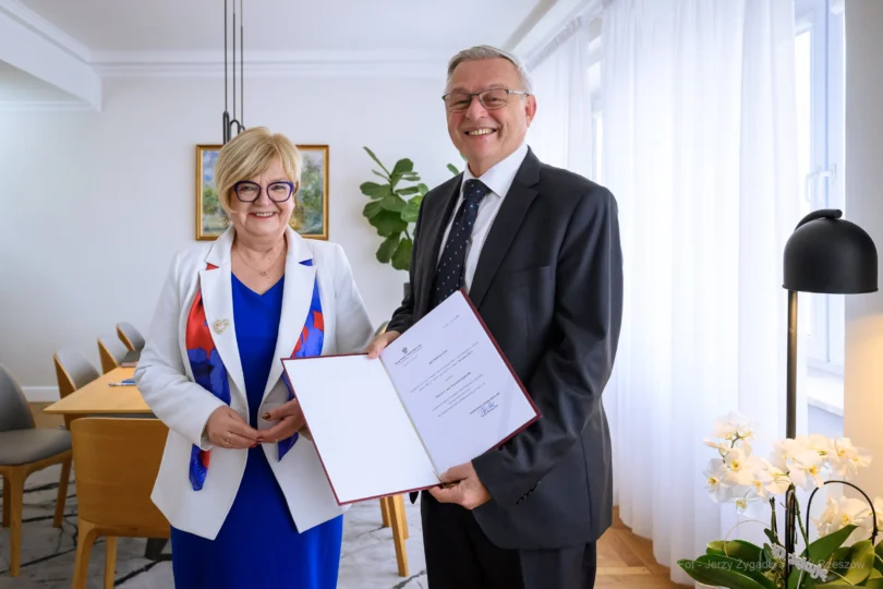 Zdjęcie przedstawia wojewodę podkarpackiego Teresę Kubas-Hul i konsultanta wojewódzkiego w dziedzinie chirurgii klatki piersiowej dr. Wojciecha Kądziołkę