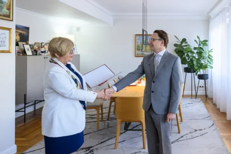 Teresa Kubas-Hul, wojewoda podkarpacki wręcza powołanie konsultantowi wojewódzkiemu w dziedzinie w dziedzinie mikrobiologii lekarskiej.