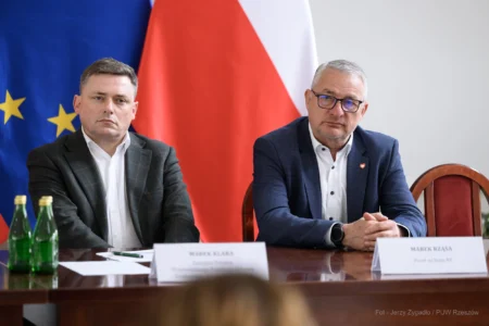 Za stołem siedzą: Marek Klara, Zastępca Prezesa WFOŚiGW w Rzeszowie i Marek Rząsa, poseł na Sejm.