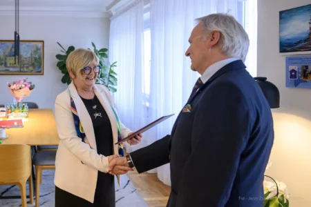 Teresa Kubas-Hul Wojewoda Podkarpacki i prof. dr hab. n. med. Bogumił Lewandowski, nowy konsultant wojewódzki w dziedzinie chirurgii stomatologicznej. Wręczenie powołania.