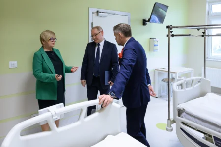 Teresa Kubas-Hul, wojewoda podkarpacki, prof. Krzysztof Gutkowski, dyrektor szpitala oraz Grzegorz Wrona, wiceprezydent Rzeszowa na nowo otwartym Oddziale Urazowo - Ortopedycznym.