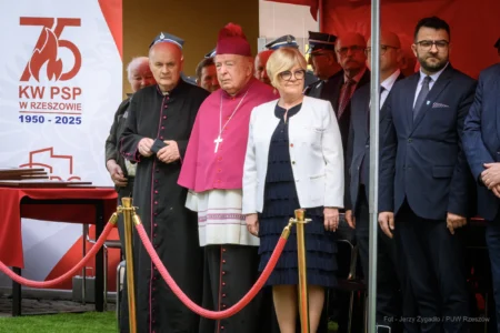 Biskup senior Kazimierz Górny, Teresa Kubas-Hul, Wojewoda Podkarpacki i Jerzy Tabin, dyrektor Biura Wojewody podczas uroczystego apelu na placu przy ul. Mickiewicza 10 w Rzeszowie.