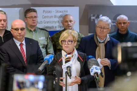 Uczestnicy konferencji prasowej na granicy w Barwinku.