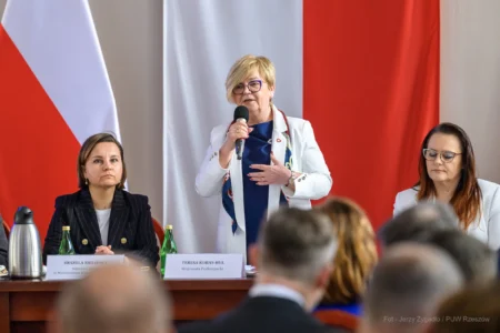 Urszula Zielińska, Sekretarz Stanu w Ministerstwie Klimatu i Środowiska oraz zabierająca głos Teresa Kubas-Hul, Wojewoda Podkarpacki podczas spotkania w PUW, poświęconego tematowi finansowania samorządowych projektów w zakresie klimatu i środowiska.