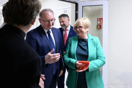 Prof. Krzysztof Gutkowski, dyrektor szpitala MSWiA, Grzegorz Wrona, wiceprezydent Rzeszowa i Teresa Kubas-Hul, wojewoda podkarpacki po przecięciu wstęgi.