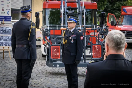 Podkarpacki komendant wojewódzki PSP st. bryg. Tomasz Baran podczas uroczystego apelu.