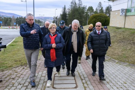 Na granicy. od lewej idący: Tomasz Lorenc II Wicewojewoda Podkarpacki, Teresa Kubas-Hul, Wojewoda Podkarpacki, Czesław Siekierski, Minister Rolnictwa i Rozwoju Wsi oraz poseł Adam Dziedzic.