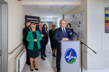 Prof. Krzysztof Gutowski, dyrektor Szpitala MSWiA w Rzeszowie przemawiający podczas uruchomienia Oddziału Urazowo - Ortopedycznego.