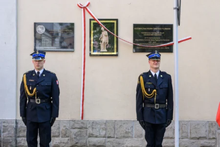 Pamiątkowa tablica, na której wykuto napis: „Historyczna figura Św. Floriana towarzysząca od około 100 lat rzeszowskim strażakom. W 75 rocznicę powstania Wojewódzkiej Komendy Straży Pożarnych w Rzeszowie 1950-2025. W podziękowaniu funkcjonariuszom i pracownikom, którzy zawsze byli i są gotowi pełnić służbę ukierunkowaną na ratowanie zdrowia, życia i mienia.”
