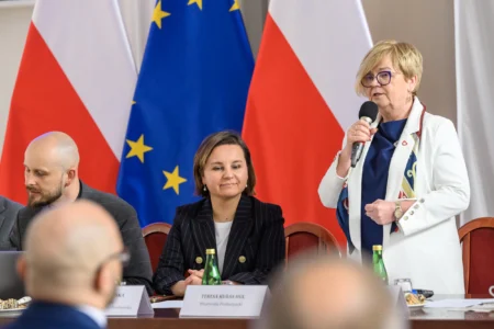 Urszula Zielińska, Sekretarz Stanu w Ministerstwie Klimatu i Środowiska oraz zabierająca głos Teresa Kubas-Hul, Wojewoda Podkarpacki podczas spotkania w PUW, poświęconego tematowi finansowania samorządowych projektów w zakresie klimatu i środowiska.