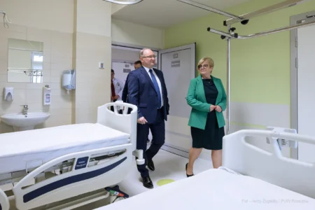 Teresa Kubas-Hul, wojewoda podkarpacki i prof. Krzysztof Gutkowski, dyrektor szpitala na nowo otwartym Oddziale Urazowo - Ortopedycznym.