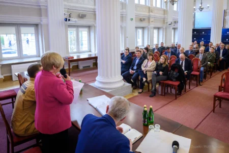 Uczestnicy spotkania dotyczącego obrony cywilnej