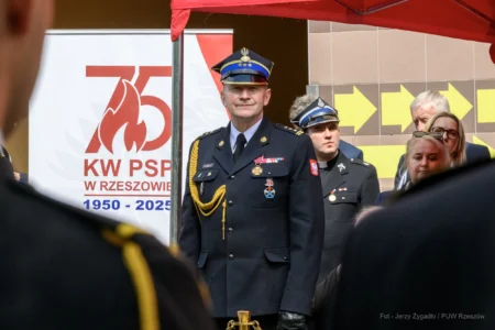 Strażacy podczas wydarzenia inaugurującego obchody jubileuszu 75-lecia powstania rzeszowskiej Komendy Wojewódzkiej PSP.