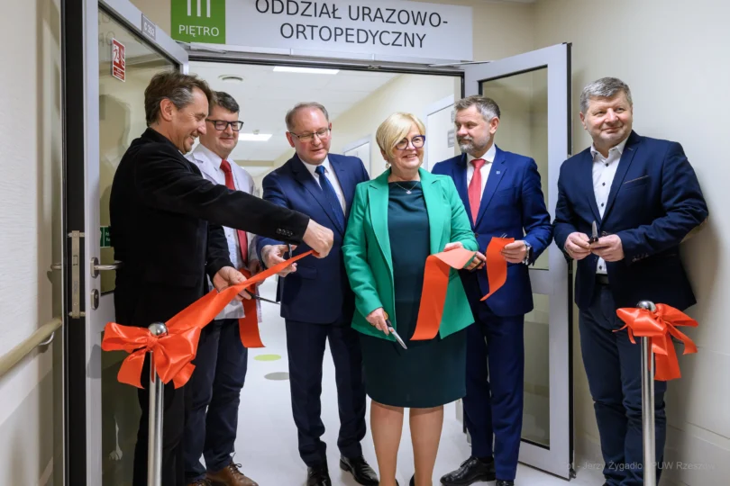 Dziekan Wydziału Pedagogiki i Filozofii Uniwersytetu Rzeszowskiego ks. prof. Janusz Miąso, Kierownik Oddziału Urazowo-Ortopedycznego dr n. med. Bogdan Rydzak, Dyrektor Szpitala prof. Krzysztof Gutkowski, Wojewoda Podkarpacka Teresa Kubas-Hul, Wiceprezydent Rzeszowa Grzegorz Wrona oraz rektor PRz prof. Piotr Koszelnik podczas przecięcia wstęgi.