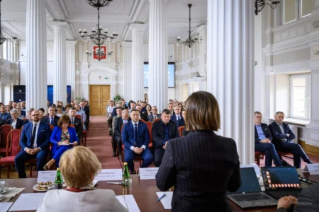 Widok Sali Kolumnowej z uczestnikami spotkania z Urszulą Zielińską, Sekretarzem Stanu w Ministerstwie Klimatu i Środowiska na temat finansowania samorządowych projektów w zakresie klimatu i środowiska.