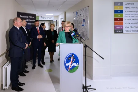 Teresa Kubas-Hul, wojewoda podkarpacki przemawiająca podczas uroczystości uruchomienia Oddziału Urazowo-Ortopedycznego w SP ZOZ MSWiA w Rzeszowie.