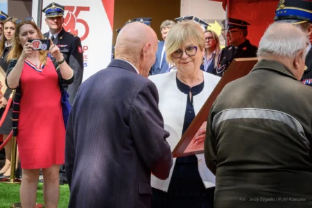 Kulminacyjnym punktem apelu było odsłonięcie historycznej figury św. Floriana - wiernej repliki rzeźby, która towarzyszyła rzeszowskim strażakom od czasów przedwojennych.