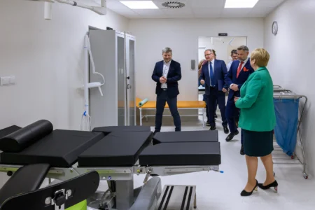 Dziekan Wydziału Pedagogiki i Filozofii Uniwersytetu Rzeszowskiego ks. prof. Janusz Miąso, Kierownik Oddziału Urazowo-Ortopedycznego dr n. med. Bogdan Rydzak, Dyrektor Szpitala prof. Krzysztof Gutkowski, Wojewoda Podkarpacka Teresa Kubas-Hul, Wiceprezydent Rzeszowa Grzegorz Wrona oraz rektor PRz prof. Piotr Koszelnik na nowo otwartym oddziale.