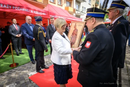 Kulminacyjnym punktem apelu było odsłonięcie historycznej figury św. Floriana - wiernej repliki rzeźby, która towarzyszyła rzeszowskim strażakom od czasów przedwojennych.