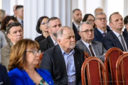Uczestnicy spotkania w PUW na temat finansowania samorządowych projektów w zakresie klimatu i środowiska.