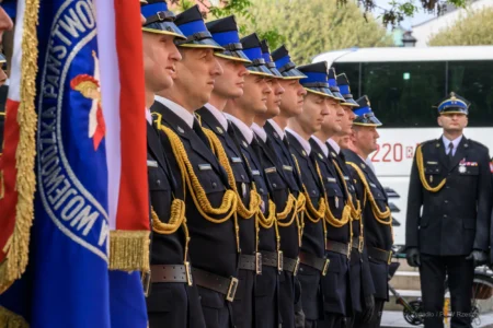 Strażacy podczas wydarzenia inaugurującego obchody jubileuszu 75-lecia powstania rzeszowskiej Komendy Wojewódzkiej PSP.